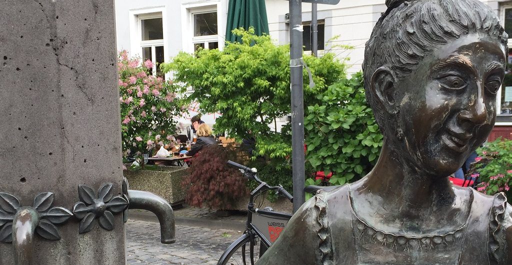Brunnen und Skulptur "Schokoladenmädchen" in der Nähe vom Vringstreff (Foto: Jutta Eggeling)